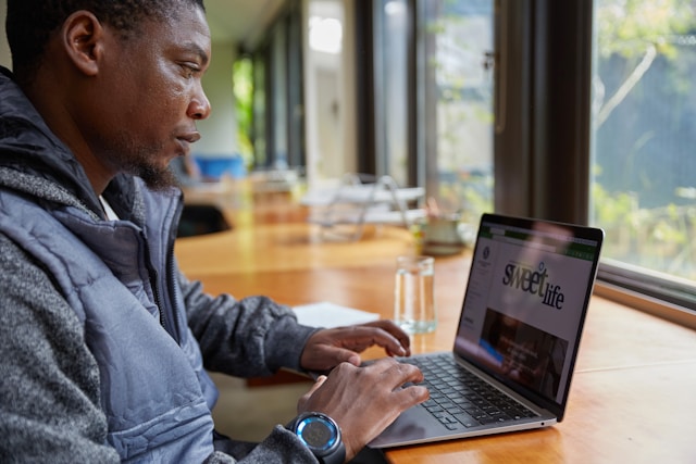 Solopreneur managing an online service business more efficiently in 2026